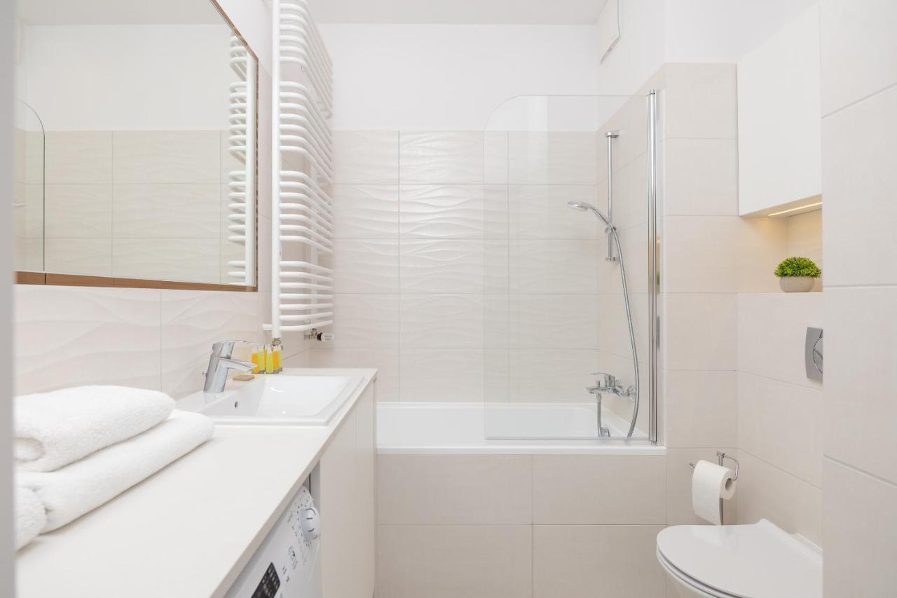 Wola Chic Blue Apartment วอร์ซอ ภายนอก รูปภาพ